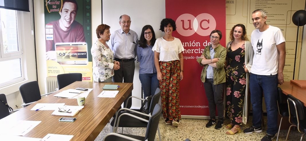 Alba González Sanz y Yolanda Huergo con intengrantes de la Unión de Comerciantes