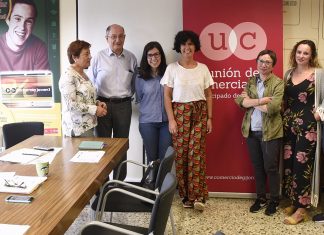 Alba González Sanz y Yolanda Huergo con intengrantes de la Unión de Comerciantes