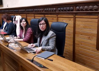 Laura Tuero y Alba González Sanz en el pleno