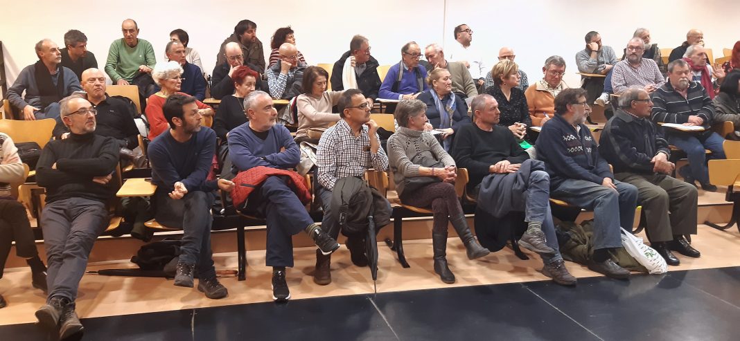 Asistentes a la asamblea de presupuestos de Podemos Xixón