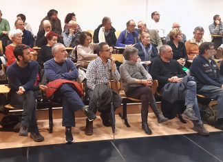 Asistentes a la asamblea de presupuestos de Podemos Xixón