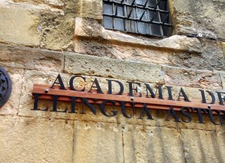 Fachada de la Academia de la Llingua Asturiana
