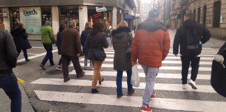 Peatones en la plaza del Carmen