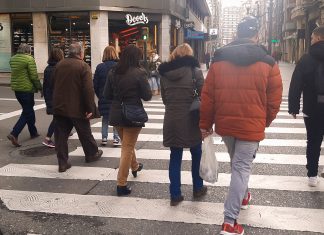 Peatones en la plaza del Carmen