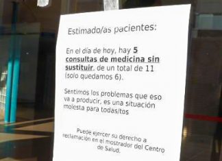 Cartel protesta en el centro de salud de Laviada
