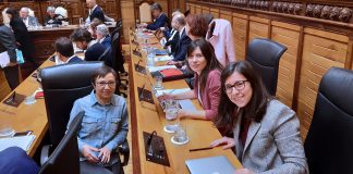 Las concejalas de Podemos-Equo Xixón en el pleno de aprobación de las ordenanzas