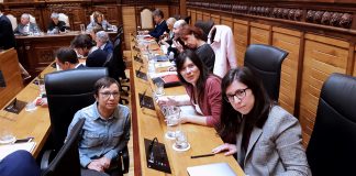 Las concejalas de Podemos-Equo Xixón en el pleno de aprobación de las ordenanzas