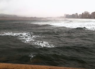 La mancha rojiza en el agua de la playa de San Lorenzo