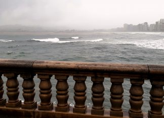 La mancha rojiza en el agua de la playa de San Lorenzo