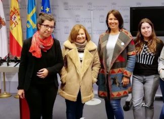 Alba González Sanz y representantes de varias protectoras de animales, en rueda de prensa