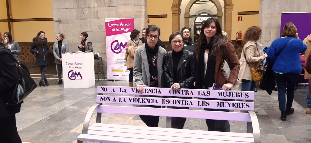 Las concejalas de Podemos-Equo Xixón en uno de los actos del día contra la Violencia Machista