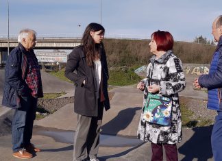 Laura Tuero e integrantes de la asociación de vecinos