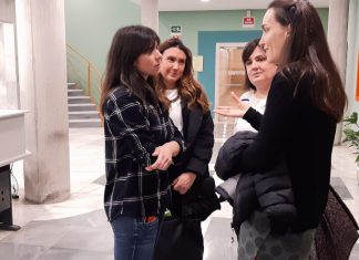 Laura Tuero y las representanes de las AMPAS