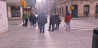 Peatones en la plaza del Carmen