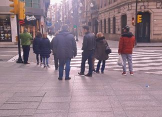Podemos-Equo Xixón pide que la peatonalización y algunas medidas de seguridad en materia de movilidad “vayan más allá de la crisis” Peatones en la plaza del Carmen