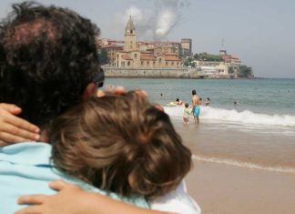 Podemos-Equo Xixón critica la utilización de los planes de empleo para gestionar la entrada en las playas Playa de San Lorenzo en un día de verano habitual