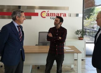 Podemos-Equo Xixón y la Cámara de Comercio se reúnen para avanzar en el plan de energía verde que propone la coalición Pedro López, Juan Chaves y Álvaro Alonso, en la Cámara de Comercio