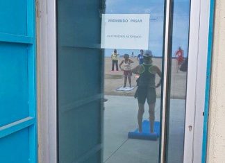 Podemos-Equo Xixón pide, por segundo verano consecutivo, que se abran los baños públicos de la playa de Poniente Los baños de la playa de Poniente