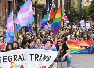 La excusa para no haber colocado la bandera arcoíris en el Consistorio no convence a Podemos-Equo Xixón Una manifestación del Orgullo en Asturies