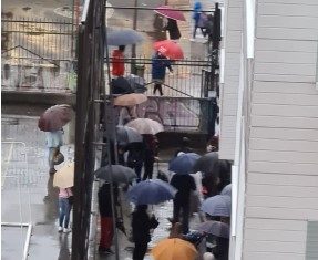 Podemos-Equo Xixón pide una solución para el deterioro del acceso al colegio público Laviada Charco a la entrada del colegio Laviada