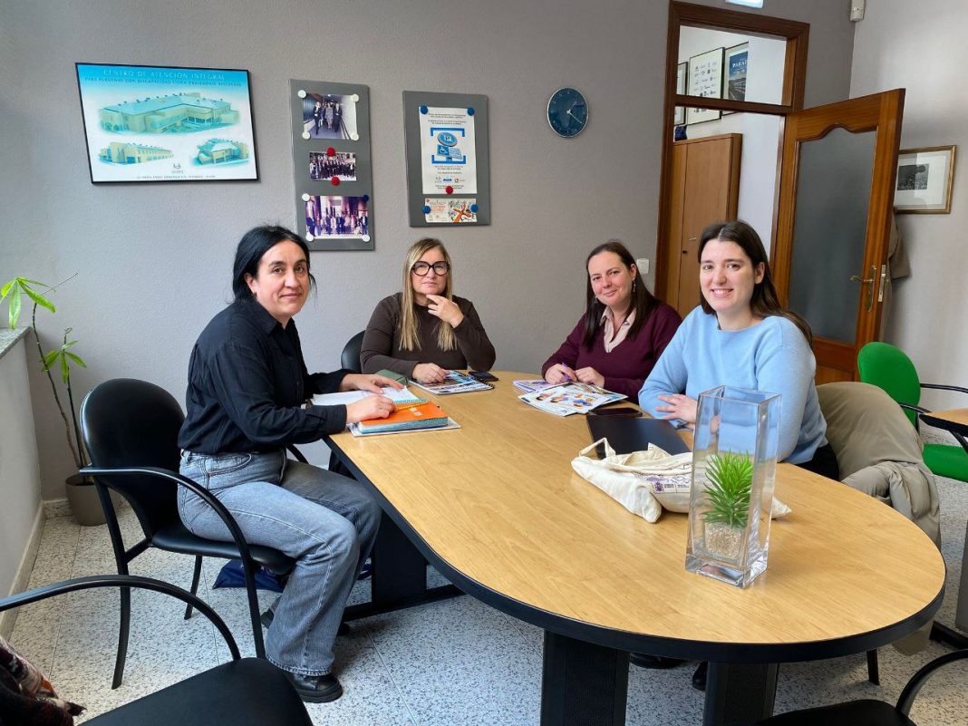 De izquierda a derecha, Alejandra García (técnica de accesibilidad), Mónica Oviedo (presidenta de COCEMFE Asturias), Laura García (secretaria de Feminismos de Podemos Xixón y representante en el Consejo Sectorial de Personas con Discapacidad de Xixón) y Olaya Suárez (portavoz del Grupo Municipal Podemos Xixón).