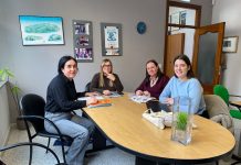 De izquierda a derecha, Alejandra García (técnica de accesibilidad), Mónica Oviedo (presidenta de COCEMFE Asturias), Laura García (secretaria de Feminismos de Podemos Xixón y representante en el Consejo Sectorial de Personas con Discapacidad de Xixón) y Olaya Suárez (portavoz del Grupo Municipal Podemos Xixón).