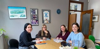 Olaya Suárez: “No podremos hablar de igualdad de derechos en Xixón mientras no alcancemos la accesibilidad universal” De izquierda a derecha, Alejandra García (técnica de accesibilidad), Mónica Oviedo (presidenta de COCEMFE Asturias), Laura García (secretaria de Feminismos de Podemos Xixón y representante en el Consejo Sectorial de Personas con Discapacidad de Xixón) y Olaya Suárez (portavoz del Grupo Municipal Podemos Xixón).