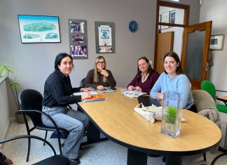 De izquierda a derecha, Alejandra García (técnica de accesibilidad), Mónica Oviedo (presidenta de COCEMFE Asturias), Laura García (secretaria de Feminismos de Podemos Xixón y representante en el Consejo Sectorial de Personas con Discapacidad de Xixón) y Olaya Suárez (portavoz del Grupo Municipal Podemos Xixón).